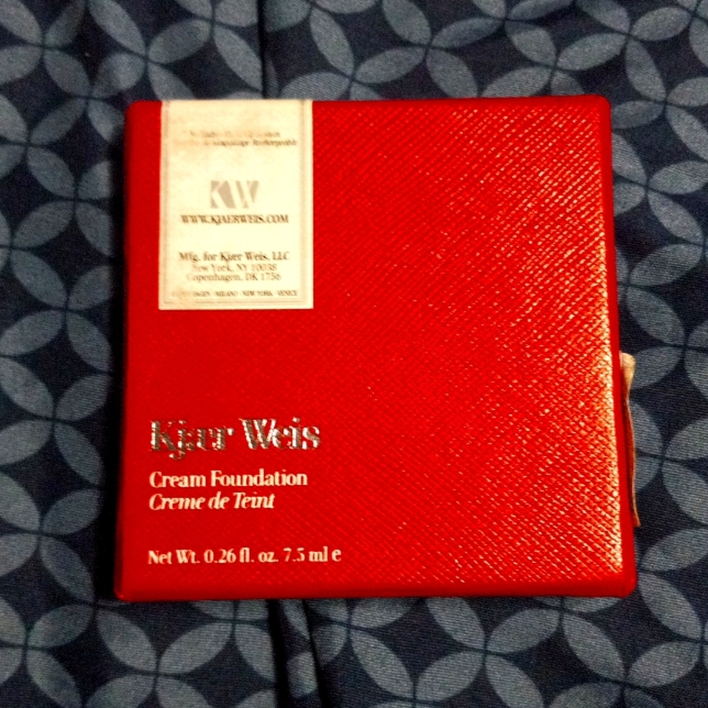 Kjaer Weis foundation illusion